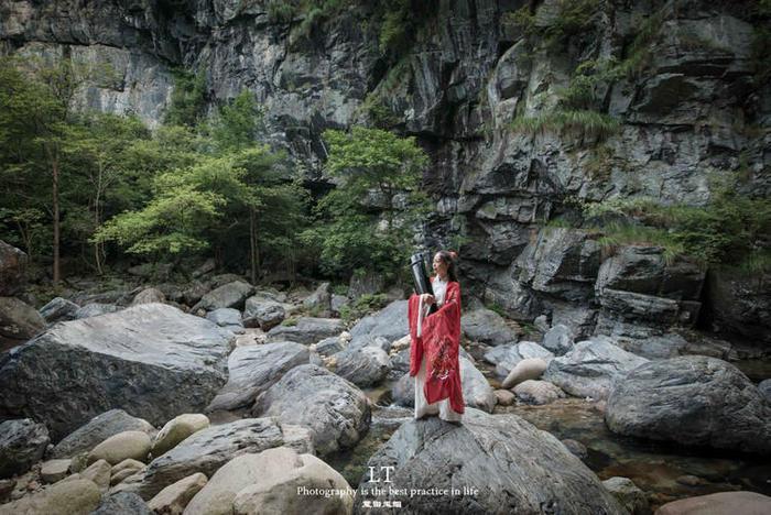 郭富城方媛带一双女儿现身马场 为爱驹舞林密码捧场
