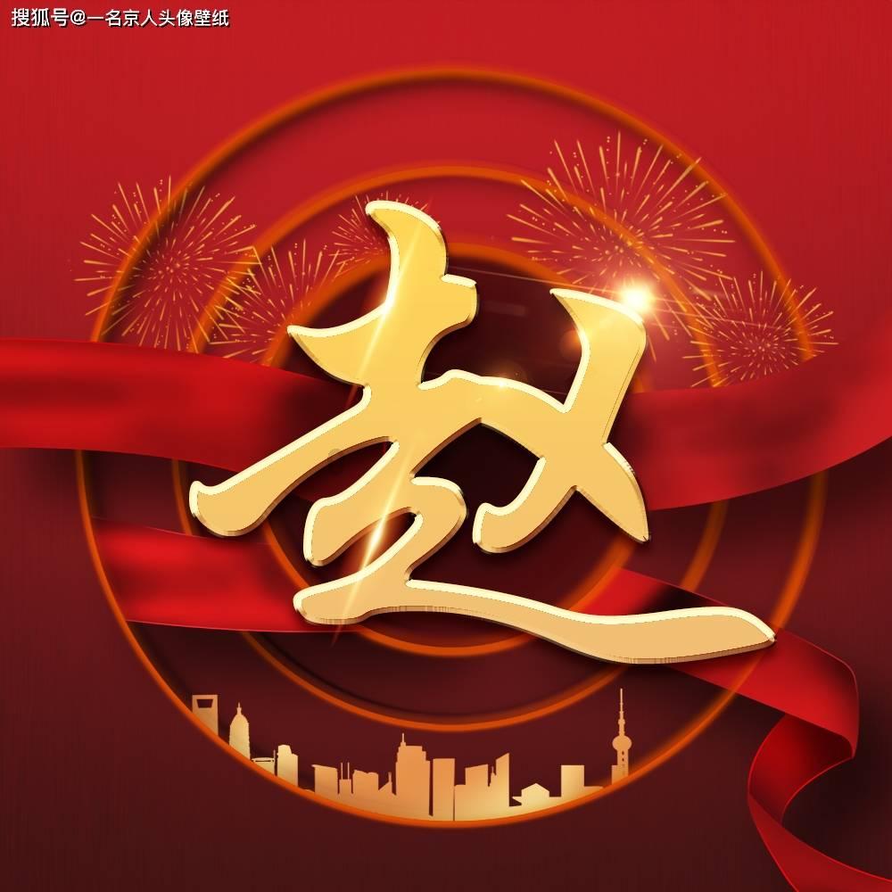 江西新余致39死火灾事故现场对面摆满鲜花，市民自发前来悼念