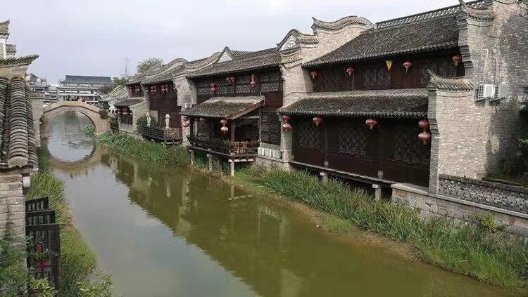 迷路的可爱男孩